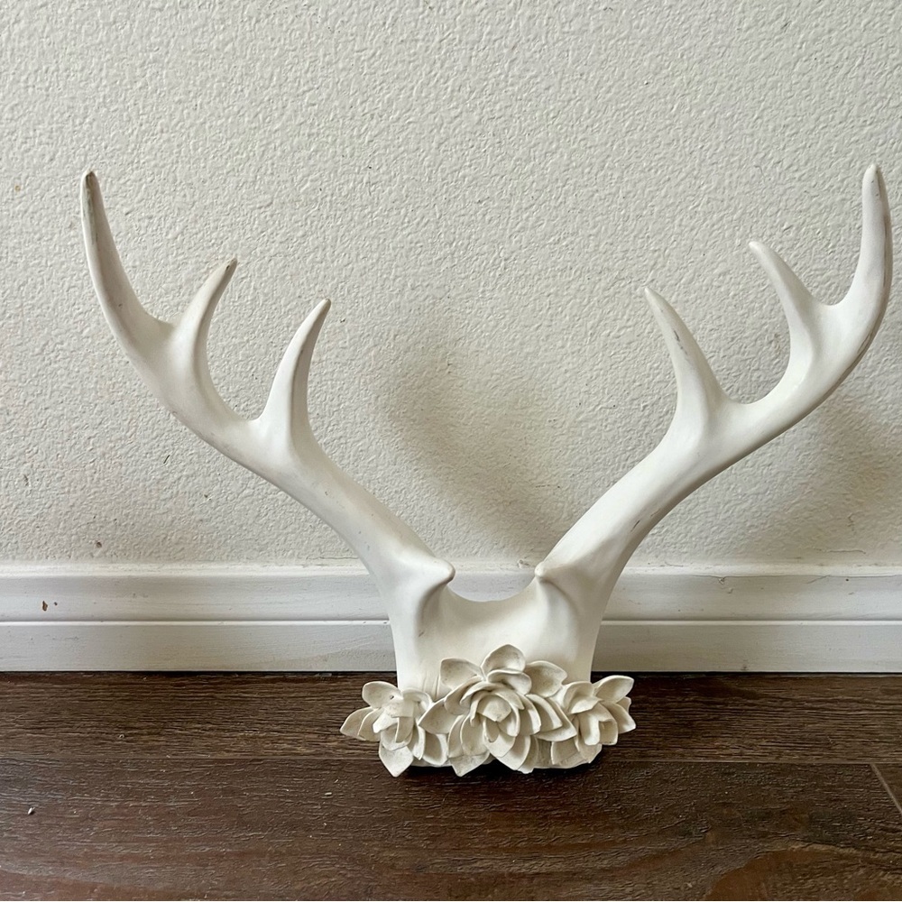 Elegant White Antler Sculpture with Floral Accent fake - Picture 11 of 11